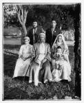 Yemeni Jewish family in keffiyeh sudra